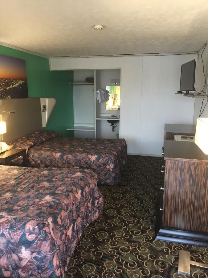 Fiesta Motel Pontiac Exterior photo